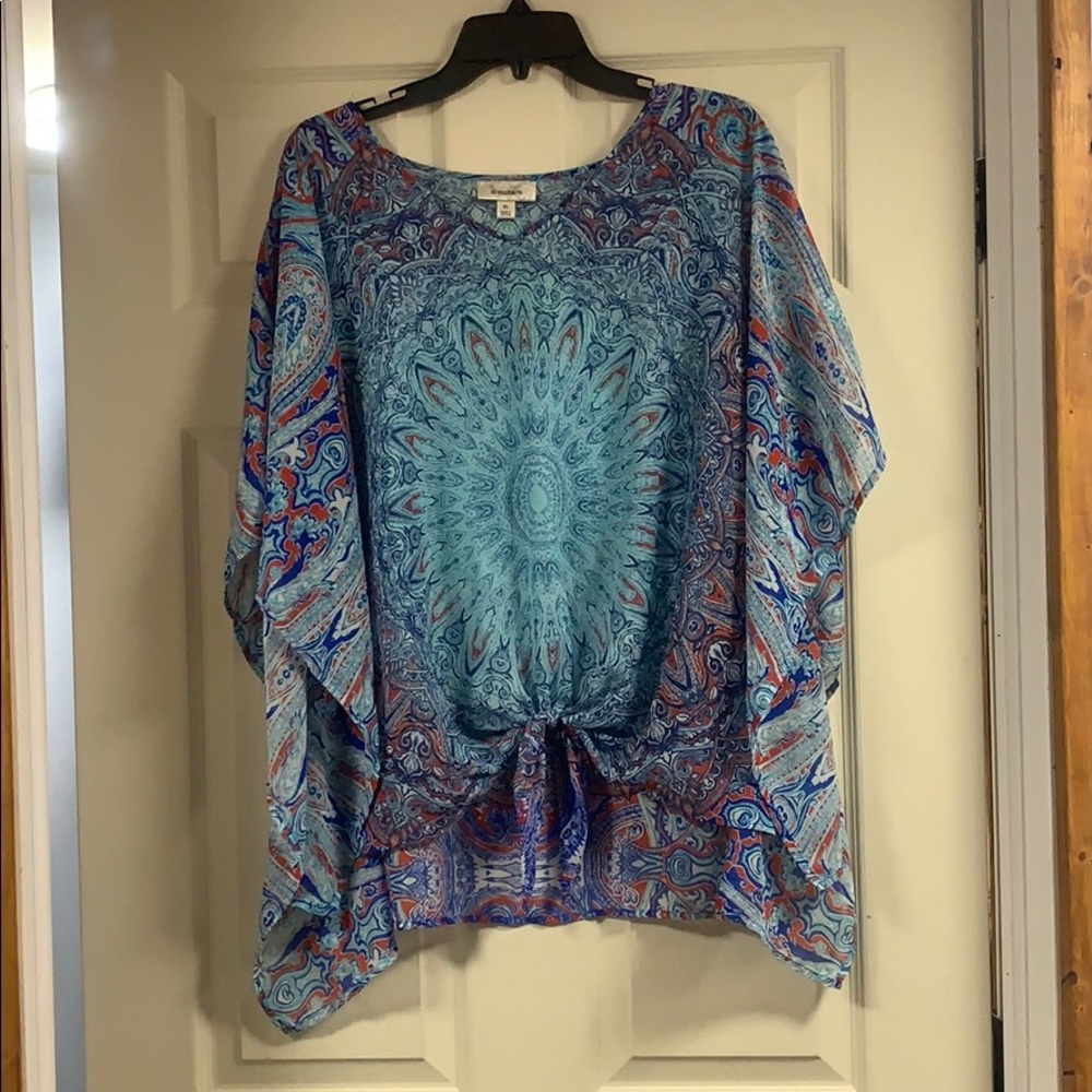 beautiful flowy top 💙💙